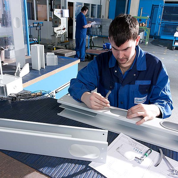 PFLITSCH employee assembles a component assembly